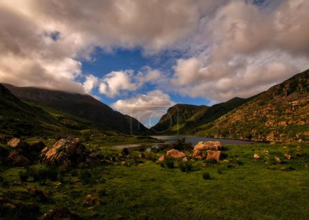 Téléchargez les photos : Beau paysage avec lac et montagnes, Gap of Dunloe, Kerry montagnes, Irlande - en image libre de droit
