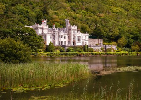 Téléchargez les photos : Belle abbaye de Kylemore dans les montagnes du Connemara avec réflexion dans le lac, Galway, Irlande - en image libre de droit