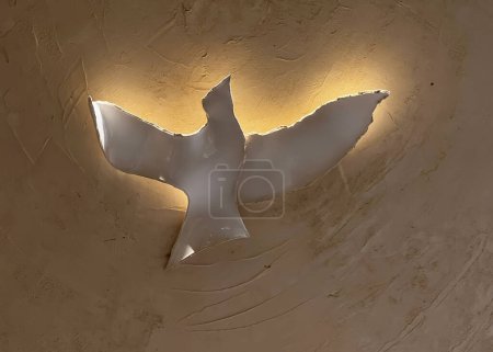 Foto de Swieta Katarzyna, Polonia, 16 de octubre de 2022: Capilla en el Cenáculo de la Casa de Retiro de los Padres Palotinos con decoraciones que representan a María con los apóstoles durante Pentecostés, fragmento que muestra palomas - Imagen libre de derechos