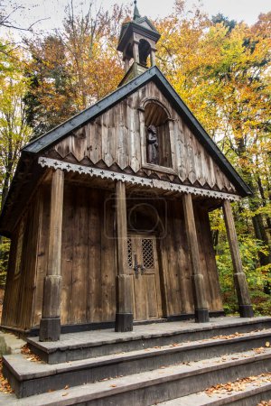 Téléchargez les photos : Chapelle en bois au pied de Lysica, Montagnes Swietokrzyskie dans les paysages d'automne - en image libre de droit