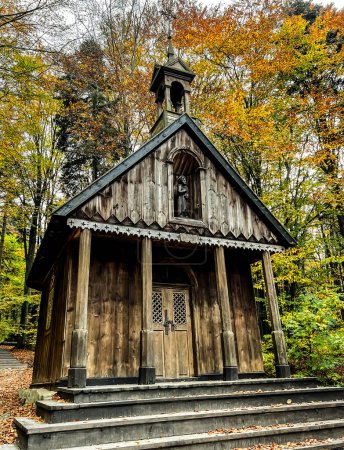 Téléchargez les photos : Chapelle en bois au pied de Lysica, Montagnes Swietokrzyskie dans les paysages d'automne - en image libre de droit