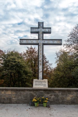 Téléchargez les photos : Swiety Krzyz, Pologne, 16 octobre 2022 : La Croix de la peste en mémoire de la pandémie mondiale de 2019 Covide érigée dans le Sanctuaire de la Sainte-Croix en Pologne. - en image libre de droit