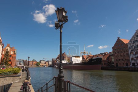 Foto de Gdansk, Polonia, 15 de mayo de 2022: Ciudad Vieja de Gdansk (Danzig) en Polonia con el río Motlava - Imagen libre de derechos
