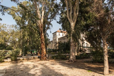 Téléchargez les photos : Parc avec de beaux arbres autour de l'église sur le mont des Béatitudes sur la mer de Galilée en Israël - en image libre de droit