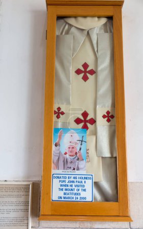 Téléchargez les photos : Mont des Béatitudes. Israël. 27 janvier 2020 : Cabinet avec des vêtements liturgiques donnés par Saint Jean-Paul II, Pape lors de sa visite au Mont des Béatitudes en 2000. - en image libre de droit