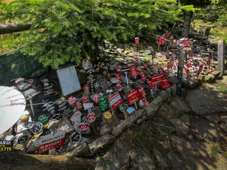 Téléchargez les photos : Klimczok, Pologne, 2 août 2023 : Un endroit sous le sommet de la montagne Klimczok en Pologne, où des pierres du monde entier avec des plaques descriptives ont été recueillies. - en image libre de droit