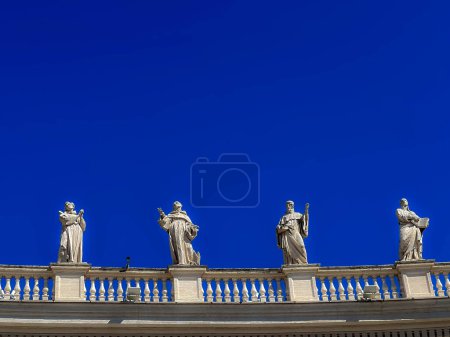 Foto de Columnata de la Basílica de San Pedro vista en perspectiva desde abajo. Creado por Gian Lorenzo Bernini, tiene 140 estatuas en la parte superior - Imagen libre de derechos