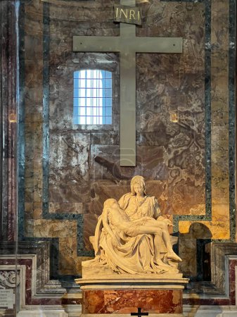 Téléchargez les photos : Cité du Vatican, Vatican - 24 septembre 2023 : Sculpture piéta à la basilique Saint-Pierre au Vatican. - en image libre de droit