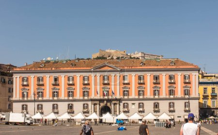 Téléchargez les photos : Le Palais de la Préfecture est un palais monumental situé dans le centre de la Piazza del Plebiscito à Naples, en Italie. Il se dresse devant et au nord du palais royal. - en image libre de droit