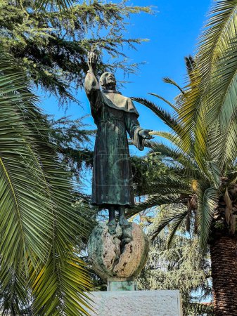 Téléchargez les photos : Pompéi, Italie, 28 septembre 2023 : Statue de Saint. Maximilien Maria Kolbe à côté de la basilique Notre-Dame du Rosaire à Pompéi, Italie. - en image libre de droit