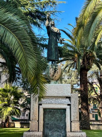 Foto de Pompeya, Italia, 28 de septiembre de 2023: Estatua de Santo. Maximiliano María Kolbe junto a la Basílica de Nuestra Señora del Rosario en Pompeya, Italia. - Imagen libre de derechos