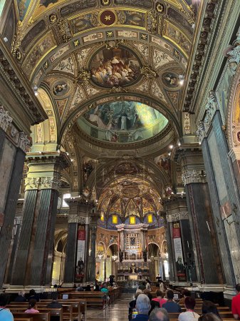 Téléchargez les photos : POMPEI, ITALIE - 28 septembre 2023 : Intérieur de la basilique Notre-Dame du Rosaire à Pompéi. Ces dernières années, l'église a été une destination de pèlerinage populaire. - en image libre de droit