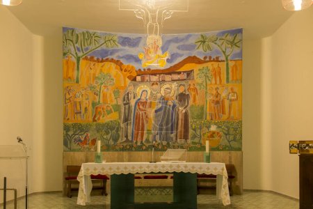 Téléchargez les photos : POMPEI, ITALIE - 28 septembre 2023 : Chapelle à l'arrière de la basilique Notre-Dame du Rosaire à Pompéi, où sont célébrées, entre autres, des messes pour les groupes de pèlerinage. - en image libre de droit