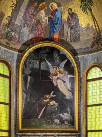 Téléchargez les photos : POMPEII, ITALIE - 28 septembre 2023 : Intérieur de la basilique Notre-Dame du Rosaire à Pompéi. Une mosaïque représentant les mystères du chapelet, le deuxième mystère joyeux - la visite de sainte Elisabeth. - en image libre de droit