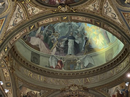Téléchargez les photos : POMPEI, ITALIE - 28 septembre 2023 : Intérieur de la basilique Notre-Dame du Rosaire à Pompéi. Dôme et plafond. - en image libre de droit