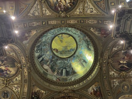Téléchargez les photos : POMPEI, ITALIE - 28 septembre 2023 : Intérieur de la basilique Notre-Dame du Rosaire à Pompéi. Dôme et plafond. - en image libre de droit