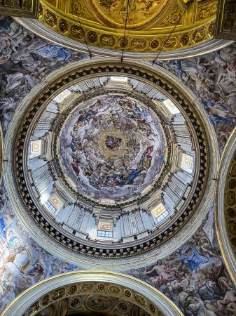 Téléchargez les photos : Naples, Italie - 28 septembre 2023 : Vue de l'intérieur de la cathédrale de Naples, dôme richement décoré dans la partie centrale de l'église. Il est connu sous le nom de Cattedrale di San Gennaro (St Januarius). - en image libre de droit