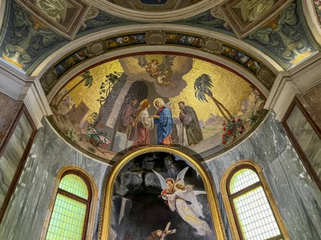 Téléchargez les photos : POMPEII, ITALIE - 28 septembre 2023 : Intérieur de la basilique Notre-Dame du Rosaire à Pompéi. Une mosaïque représentant les mystères du chapelet, le deuxième mystère joyeux - la visite de sainte Elisabeth. - en image libre de droit