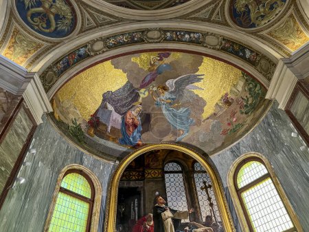 Téléchargez les photos : POMPEII, ITALIE - 28 septembre 2023 : Intérieur de la basilique Notre-Dame du Rosaire à Pompéi. Une mosaïque représentant les mystères du chapelet, le premier mystère joyeux - l'Annonciation à la Bienheureuse Vierge Marie. - en image libre de droit