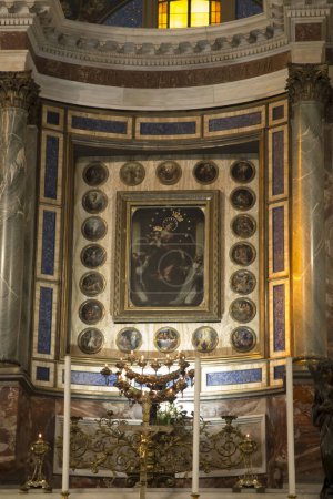 Téléchargez les photos : POMPEI, ITALIE - 28 septembre 2023 : Intérieur de la basilique Notre-Dame du Rosaire à Pompéi. Ces dernières années, l'église a été une destination de pèlerinage populaire. - en image libre de droit