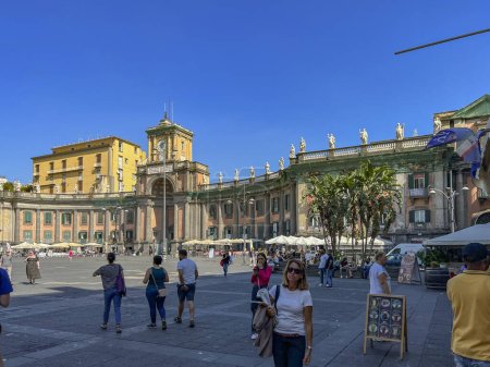 Téléchargez les photos : Naples, Italie, 27 septembre 2023 : Victor Emmanuel II Boarding School, est l'un des complexes historiques et religieux de Naples ; est situé dans le centre historique, sur la Piazza Dante. - en image libre de droit