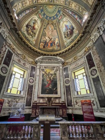 Téléchargez les photos : POMPEII, ITALIE - 28 septembre 2023 : Intérieur de la basilique Notre-Dame du Rosaire à Pompéi. Une des chapelles avec l'archange Michel. - en image libre de droit