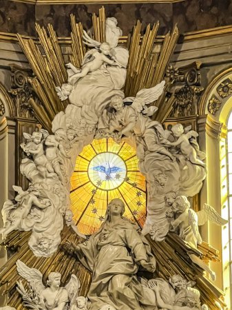 Téléchargez les photos : Naples, Italie - 28 septembre 2023 : Vue de l'intérieur de la cathédrale de Naples, c.-à-d. le siège de l'archevêque, avec une colombe représentant l'Esprit Saint dans l'autel principal. Il est connu sous le nom de Cattedrale di San Gennaro (St Januarius). - en image libre de droit