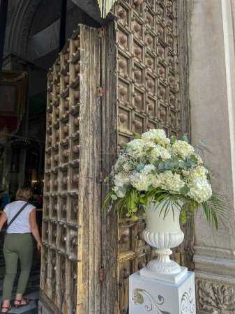 Téléchargez les photos : Ancienne porte d'entrée dans la cathédrale de Naples, plan rapproché comme arrière-plan. Cathédrale dédiée à St. Gennaro (st. Januarius). - en image libre de droit