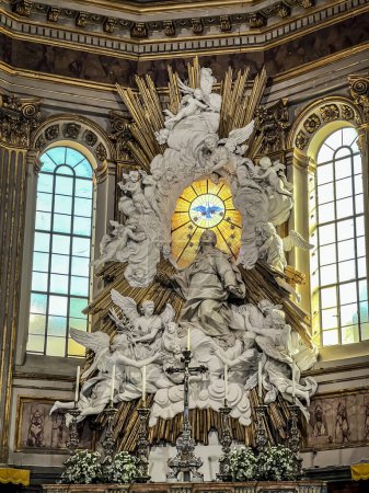 Téléchargez les photos : Naples, Italie - 28 septembre 2023 : Vue de l'intérieur de la cathédrale de Naples, c.-à-d. le siège de l'archevêque, avec une colombe représentant l'Esprit Saint dans l'autel principal. Il est connu sous le nom de Cattedrale di San Gennaro (St Januarius). - en image libre de droit