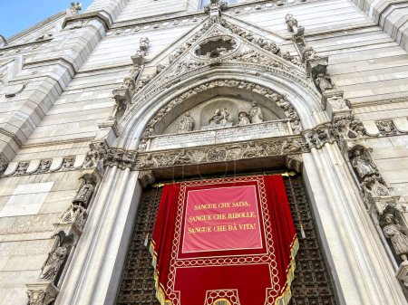 Photo for Naples, Italy - September 28, 2023: View of the door of the Cathedral of St. Januae, patron saint of Naples. It is a Roman Catholic church and the seat of the Archbishop of Naples. The inscription: "Blood that saves, Blood that boils, Blood that give - Royalty Free Image