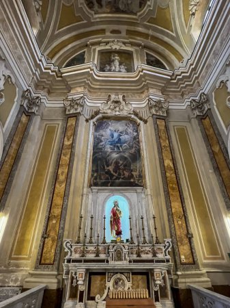 Foto de Nápoles, Italia, 27 de septiembre de 2023: altar lateral en la iglesia de San José Viejo y la Virgen de Lourdes en Nápoles, donde se encuentra la tumba del Padre Ruotolo Dolindo, Siervo de Dios de la Iglesia Católica. - Imagen libre de derechos
