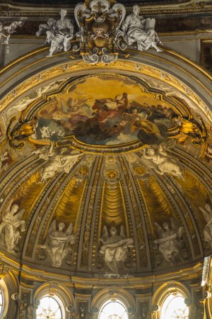 Téléchargez les photos : Naples, Italie - 28 septembre 2023 : Vue de l'intérieur de la cathédrale de Naples, dôme richement décoré dans la partie centrale de l'église. Il est connu sous le nom de Cattedrale di San Gennaro (St Januarius). - en image libre de droit