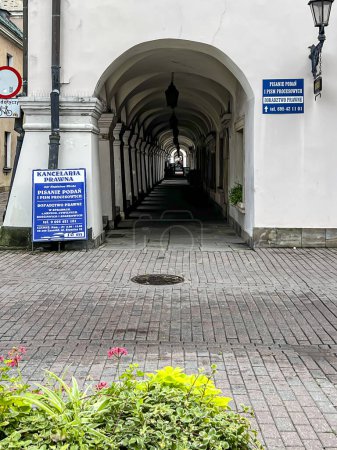 Foto de Zamosc, Polonia, 3 de septiembre de 2023: Un casco antiguo con edificios con arcadas en muchas casas antiguas, especialmente en las plazas. - Imagen libre de derechos
