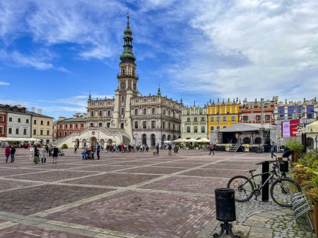 Foto de Zamosc, Polonia, 3 de septiembre de 2023: La plaza del mercado en Zamosc y casas históricas y coloridas alrededor de la plaza del mercado. - Imagen libre de derechos