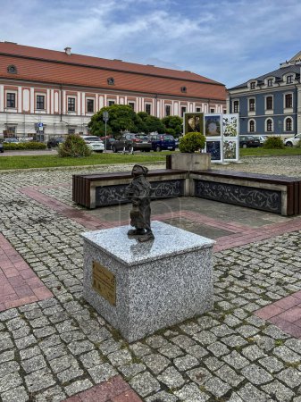 Foto de Zamosc, Polonia, 3 de septiembre de 2023: Batiaryga el enano (Batiaryga es el héroe del volumen VI de "El Libro de los Enanos Roztocze" de Lusia Ogisnka) en la Plaza del Mercado Salado de Zamosc. - Imagen libre de derechos