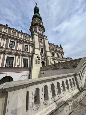 Foto de Zamosc, Polonia, 3 de septiembre de 2023: La plaza del mercado en Zamosc y casas históricas y coloridas alrededor de la plaza del mercado. El edificio del ayuntamiento. - Imagen libre de derechos