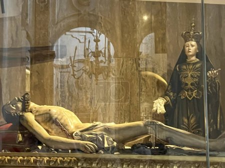 Téléchargez les photos : Amalfi, Italie, 26 septembre 2023 : Cathédrale Saint-André d'Amalfi, Italie. Marie à côté de Jésus mort. - en image libre de droit