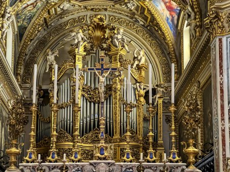 Foto de Montecassino, Italia - 29 de septiembre de 2023: Altar Dentro de la Catedral Basílica en la Abadía de Monte Cassino. Italia. - Imagen libre de derechos