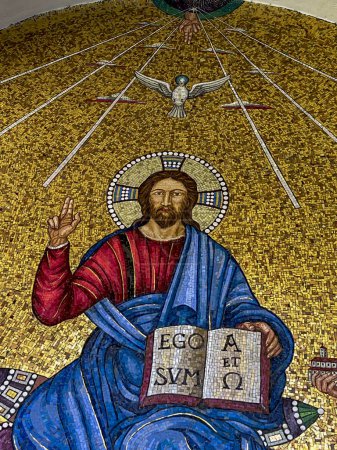 Téléchargez les photos : Monte Cassino, Italie, 29 septembre 2023 : Mosaïque sur le mur représentant le Christ au centre de l'abbaye bénédictine de Monte Cassino, Italie. - en image libre de droit