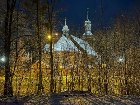 Alte Holzkirche der Heiligen Dreifaltigkeit in Koszecin, Polen. Blick in die Nacht.
