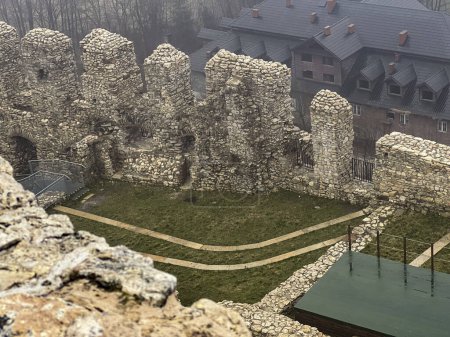 Burgruinen in Rabsztyn in Polen bei nebligem Wetter. Die Anlage in der Nähe von Olkusz wurde teilweise umgebaut und auf dem Adlernestweg im Krakau-Czestochowa-Gebirge zur Verfügung gestellt.
