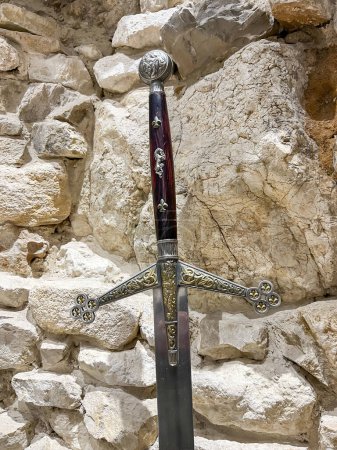 Rabsztyn, Polen, 17. Februar 2024: Teil eines Schwertes - eine Waffe, die sich in den Ruinen der Burg Rabsztyn bei Olkusz in Polen befindet.