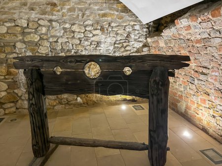 Téléchargez les photos : Rabsztyn, Pologne, 17 février 2024 : Vieux stocks - un dispositif de torture situé dans les ruines du château de Rabsztyn près d'Olkusz en Pologne. - en image libre de droit