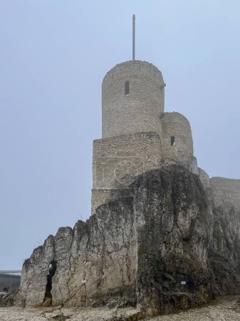 Burgruinen in Rabsztyn in Polen bei regnerischem und nebligem Wetter. Die Anlage in der Nähe von Olkusz wurde teilweise umgebaut und auf dem Adlernestweg im Krakau-Czestochowa-Gebirge zur Verfügung gestellt.