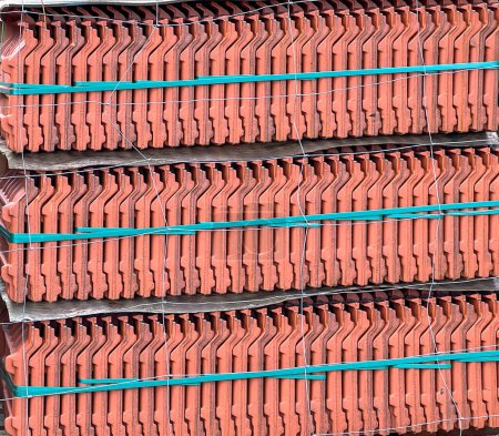 Foto de Baldosas de techo apiladas en una plataforma, visibles desde el lado como fondo. - Imagen libre de derechos