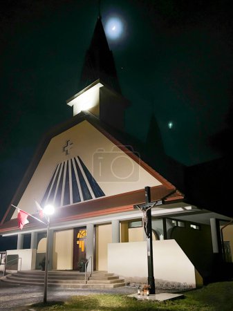 Téléchargez les photos : Czestochowa, Pologne, 15 février 2024 : Église Sainte-Faustine à Czestochowa, Pologne. Vue de l'extérieur la nuit. - en image libre de droit