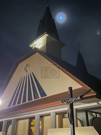Téléchargez les photos : Czestochowa, Pologne, 15 février 2024 : Église Sainte-Faustine à Czestochowa, Pologne. Vue de l'extérieur la nuit. - en image libre de droit