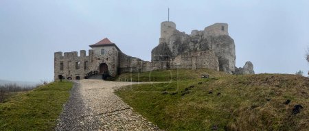 Foto de Castillo ruinas en Rabsztyn en Polonia en el tiempo brumoso. La instalación cerca de Olkusz fue parcialmente reconstruida y puesta a disposición en el sendero Eagle 's Nests en la llanura de Cracovia-Czestochowa. - Imagen libre de derechos