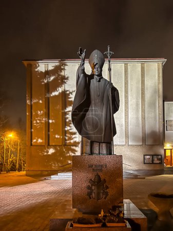 Téléchargez les photos : Czestochowa, Pologne, 29 février 2024 : Église de la Divine Providence à Czestochowa, vue de nuit. Monument à saint Jean-Paul II. - en image libre de droit