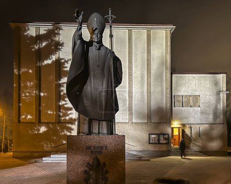 Téléchargez les photos : Czestochowa, Pologne, 29 février 2024 : Église de la Divine Providence à Czestochowa, vue de nuit. Monument à saint Jean-Paul II. - en image libre de droit